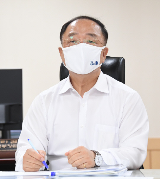 홍남기 부총리 겸 기획재정부 장관이 8월 2일 오후 정부서울청사에서 서울-세종간 영상으로 열린 기획재정부 확대간부회의를 주재하고 있다.<기획재정부 제공>